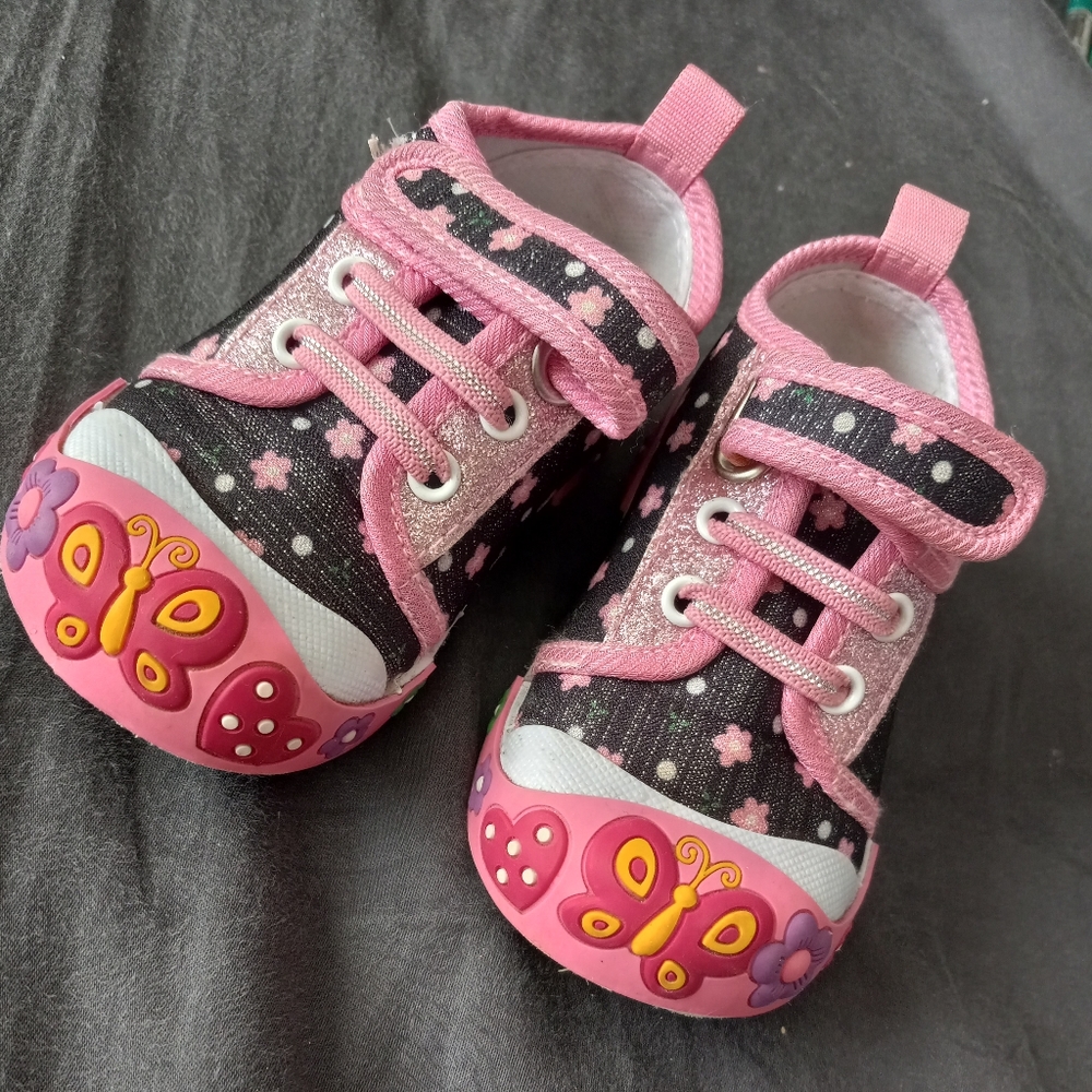 Baby girl shoes size 6c